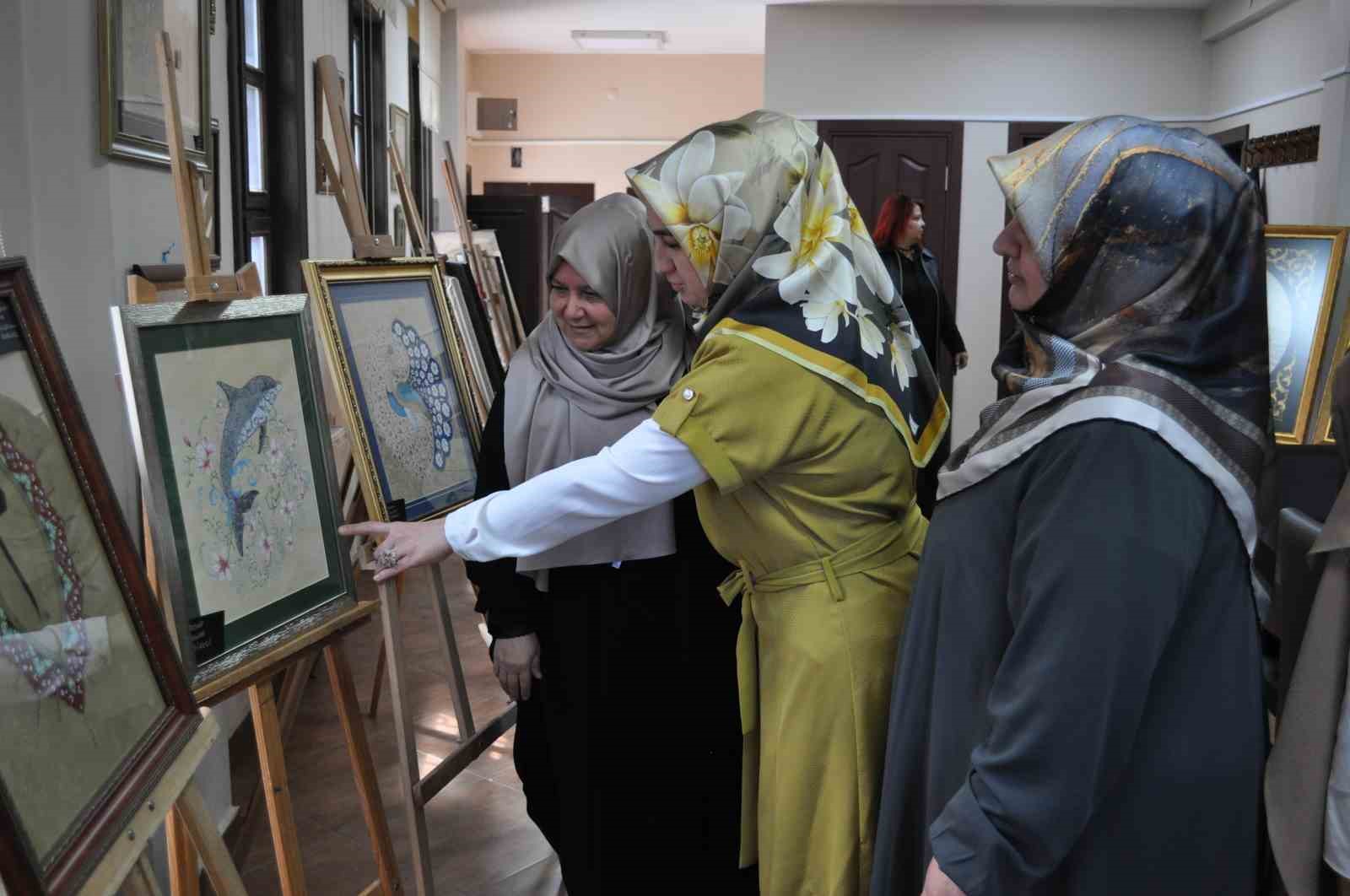 ‘UNUTULMAYA YÜZ TUTMUŞ TÜRK İSLAM SANATLARI’ SERGİSİNİ GEZEN KADINLAR