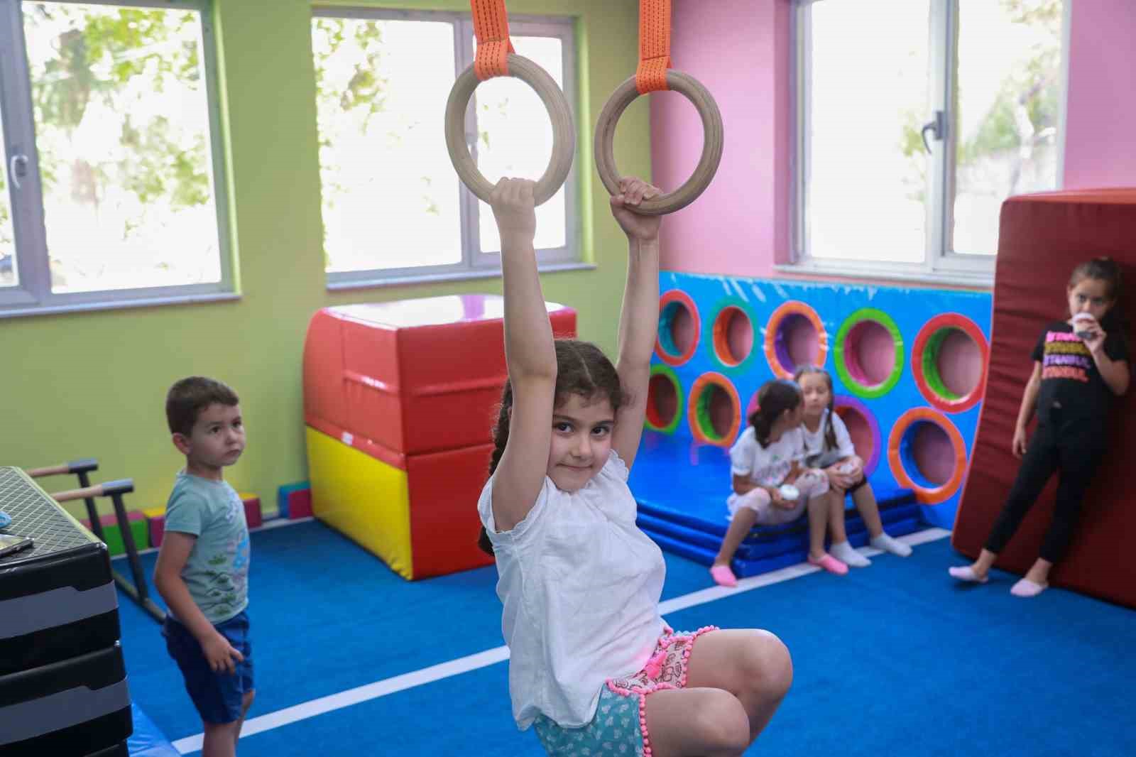 UŞAK BELEDİYESİ SPOR İŞLERİ MÜDÜRLÜĞÜ’NÜN, ŞEHİRDEKİ ÇOCUKLARIN SPORLA DOLU BİR