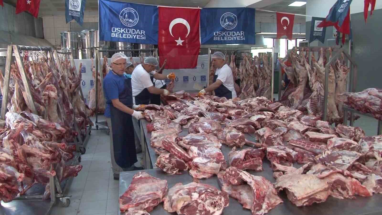 ÜSKÜDAR BELEDİYESİ KURBAN BAYRAMI'NDA İHTİYAÇ SAHİPLERİNİ UNUTMADI. 2 BİN 500