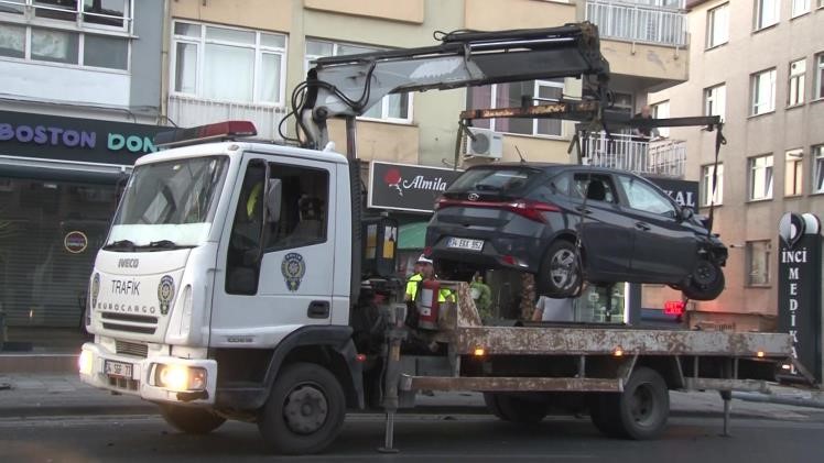 ÜSKÜDAR’DA KONTROLDEN ÇIKAN ARAÇ YAN YATTI: 1 YARALI