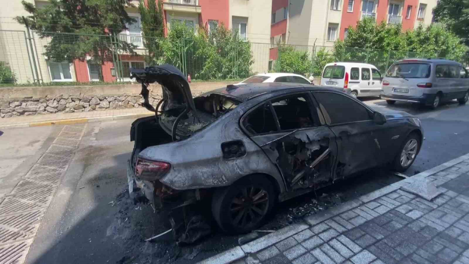 ÜSKÜDAR’DA SEYİR HALİNDEYKEN YANMAYA BAŞLAYAN OTOMOBİL ALEV ALEV YANDI. YANAN