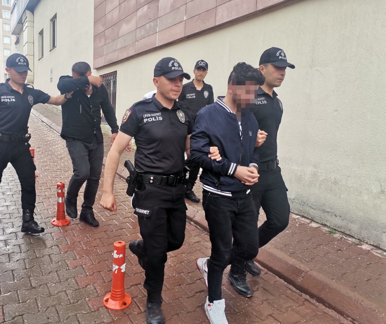 KAYSERİ'DE BAVUL İÇERİSİNDE KENTE 5 KİLO 750 GRAM UYUŞTURUCU MADDE
