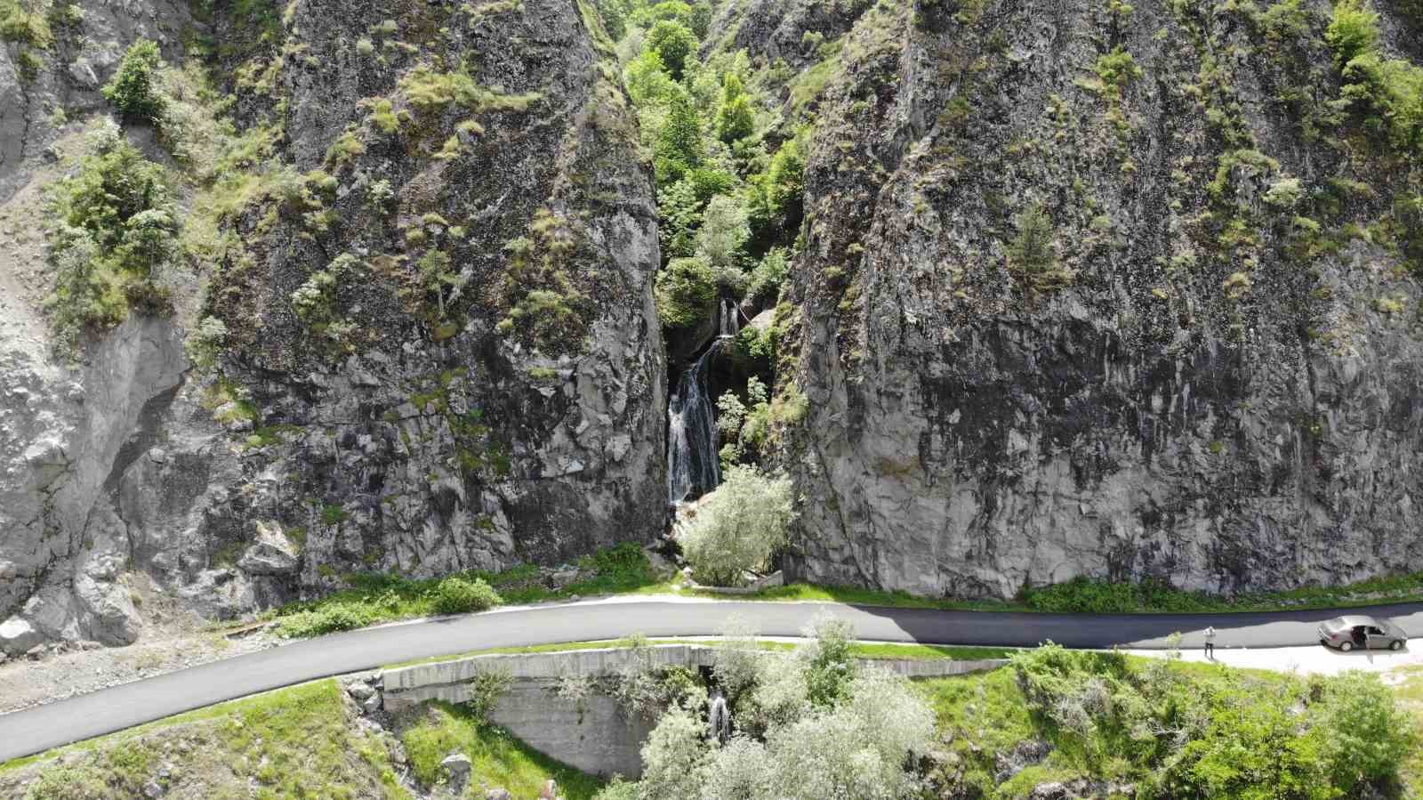 TOKAT'TA KÖYLERE ULAŞIM SAĞLAMAK İÇİN ŞELALE ÜZERİNE KÖPRÜ YAPILDI, YOLCULUK