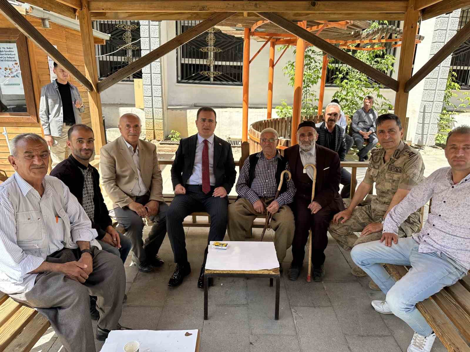 HAKKARİ VALİSİ VE BELEDİYE BAŞKAN VEKİLİ İDRİS AKBIYIK, ÇARŞI MERKEZİNDEKİ