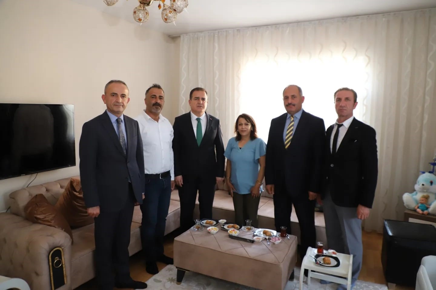 HAKKARİ VALİSİ VE BELEDİYE BAŞKAN VEKİLİ İDRİS AKBIYIK, YEDİĞİ YİYECEĞİN