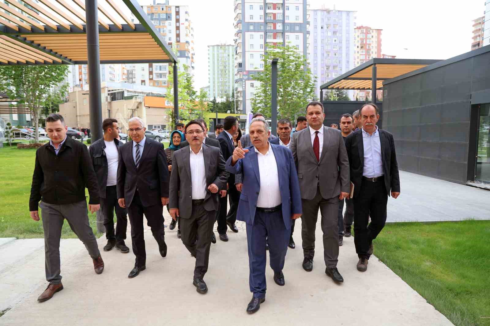 KAYSERİ VALİSİ GÖKMEN ÇİÇEK, TALAS BELEDİYESİ’NİN DEPREM BAŞTA OLMAK ÜZERE