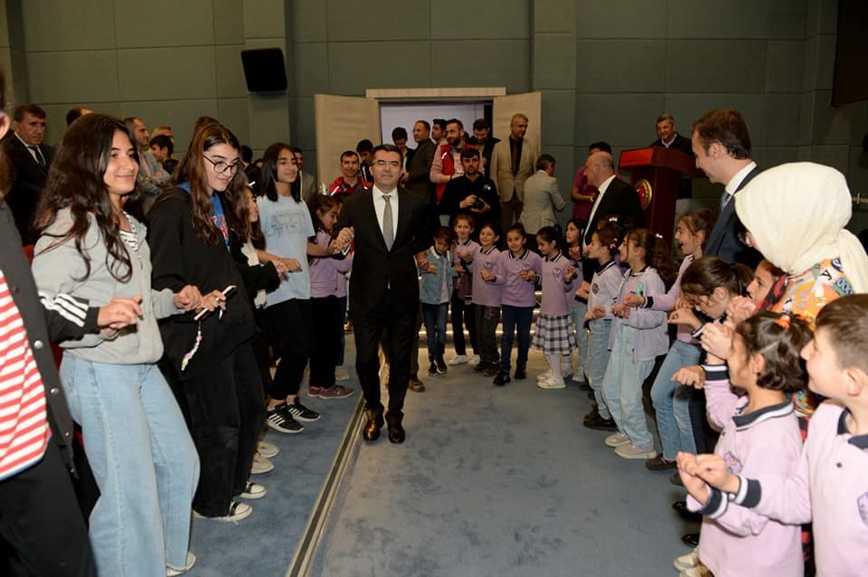 ERZURUM’DA 8'İNCİ GENÇLİK MERKEZİNİN AÇILIŞINA KATILAN VALİ OKAY MEMİŞ, GENÇLERLE