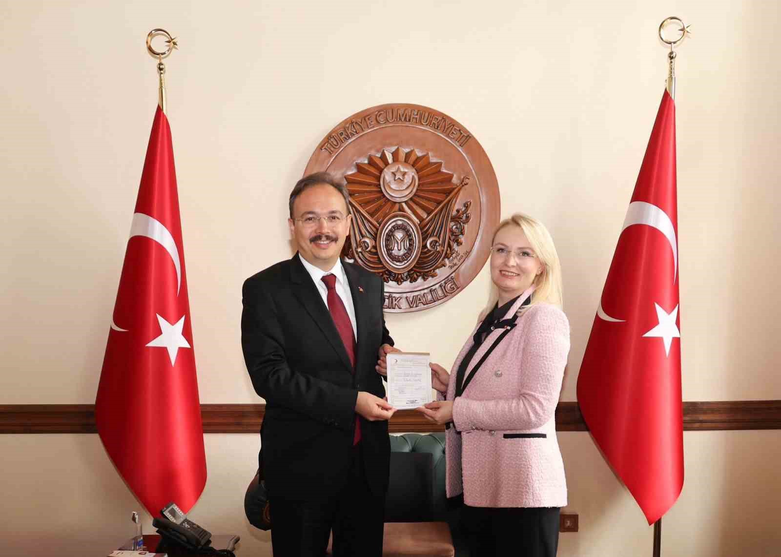VALİ KIZILKAYA, TÜRK KIZILAY'I BİLECİK ŞUBE’SİNE KURBAN BAĞIŞI YAPTI