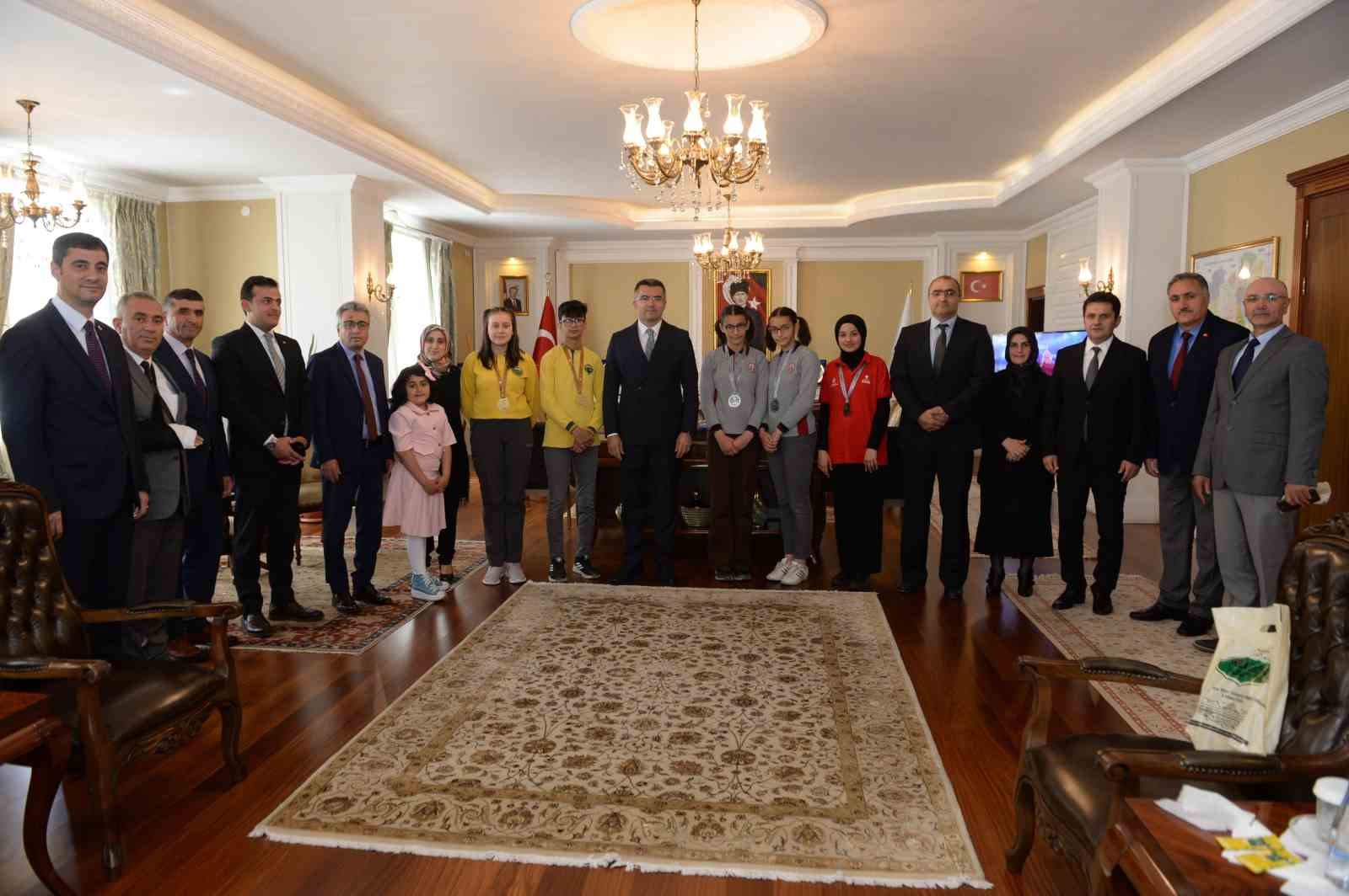 ERZURUM VALİSİ OKAY MEMİŞ, TÜBİTAK'IN 2204-A LİSE ÖĞRENCİLERİ ARAŞTIRMA PROJELERİ