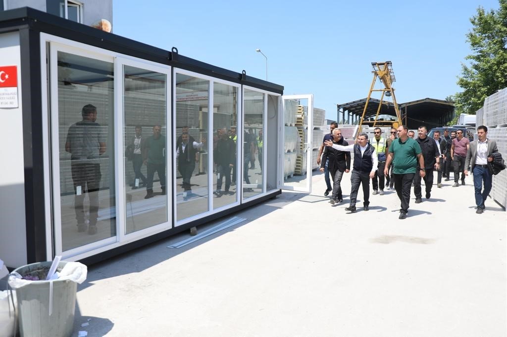 SAKARYA VALİSİ ÇETİN OKTAY, VALİ ATAY İLE KONTEYNER ÜRETİM MERKEZİNİ