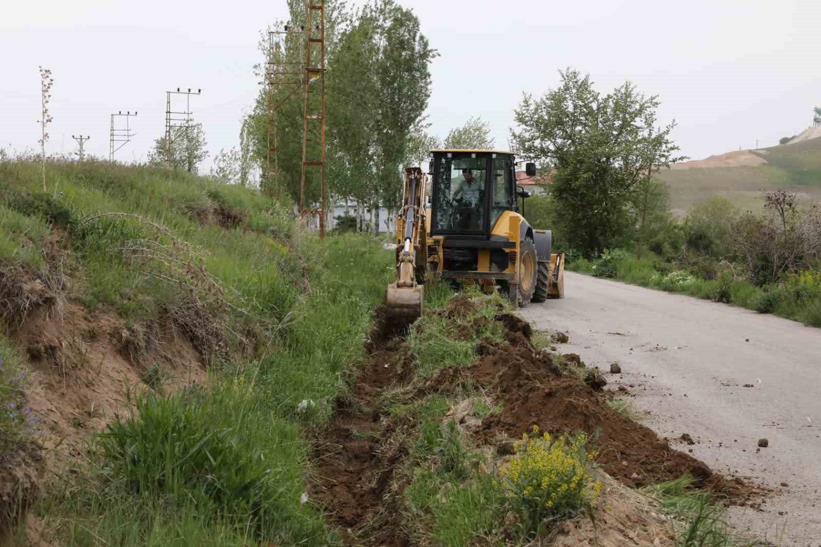 VAN BÜYÜKŞEHİR BELEDİYESİ HAVALARIN ISINMASIYLA BİRLİKTE KIRSAL MAHALLELERDEKİ TARIMSAL FAALİYETLERİNE