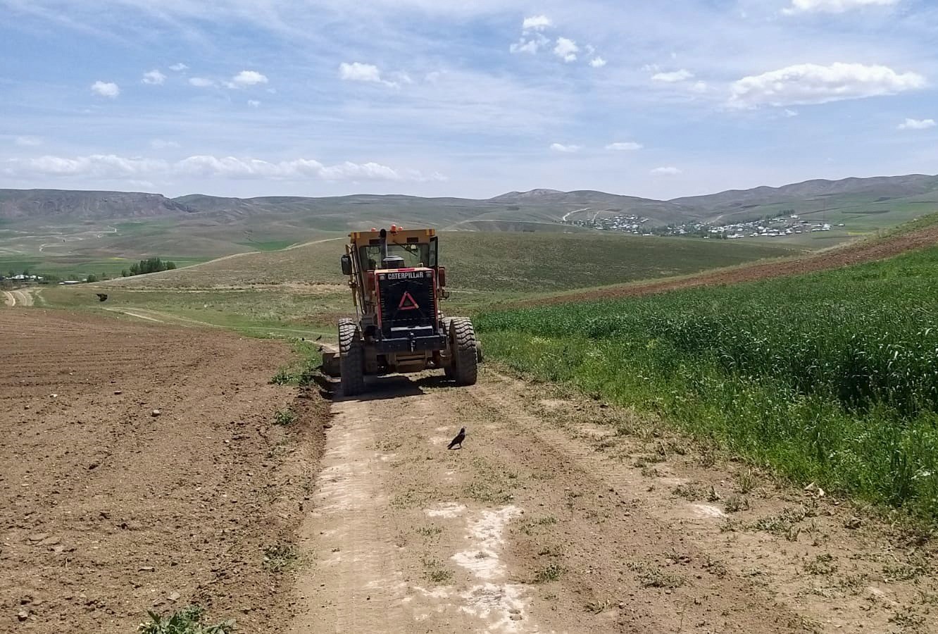 VAN BÜYÜKŞEHİR BELEDİYESİ, KIRSALDA BAŞLATTIĞI TARIMSAL ARAZİ YOLU VE MAHALLE
