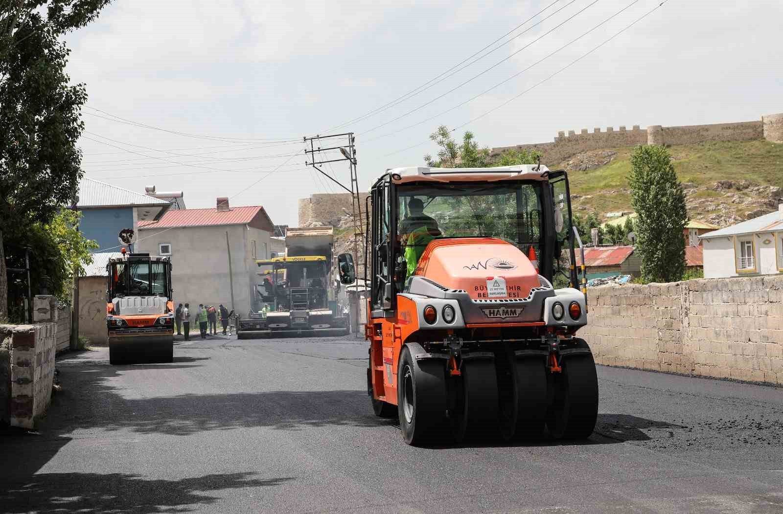 VAN BÜYÜKŞEHİR BELEDİYESİ, İPEKYOLU İLÇESİNDE BULUNAN ÜÇEVLER CADDESİ’Nİ ASFALTLADI.