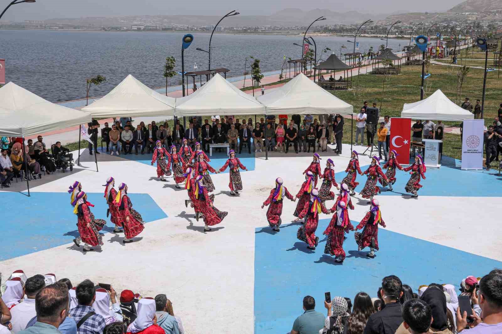 VAN'DA 7 BÖLGEDEN 13 YÖREYE AİT HALK OYUNLARININ YÖRESEL KIYAFETLERLE
