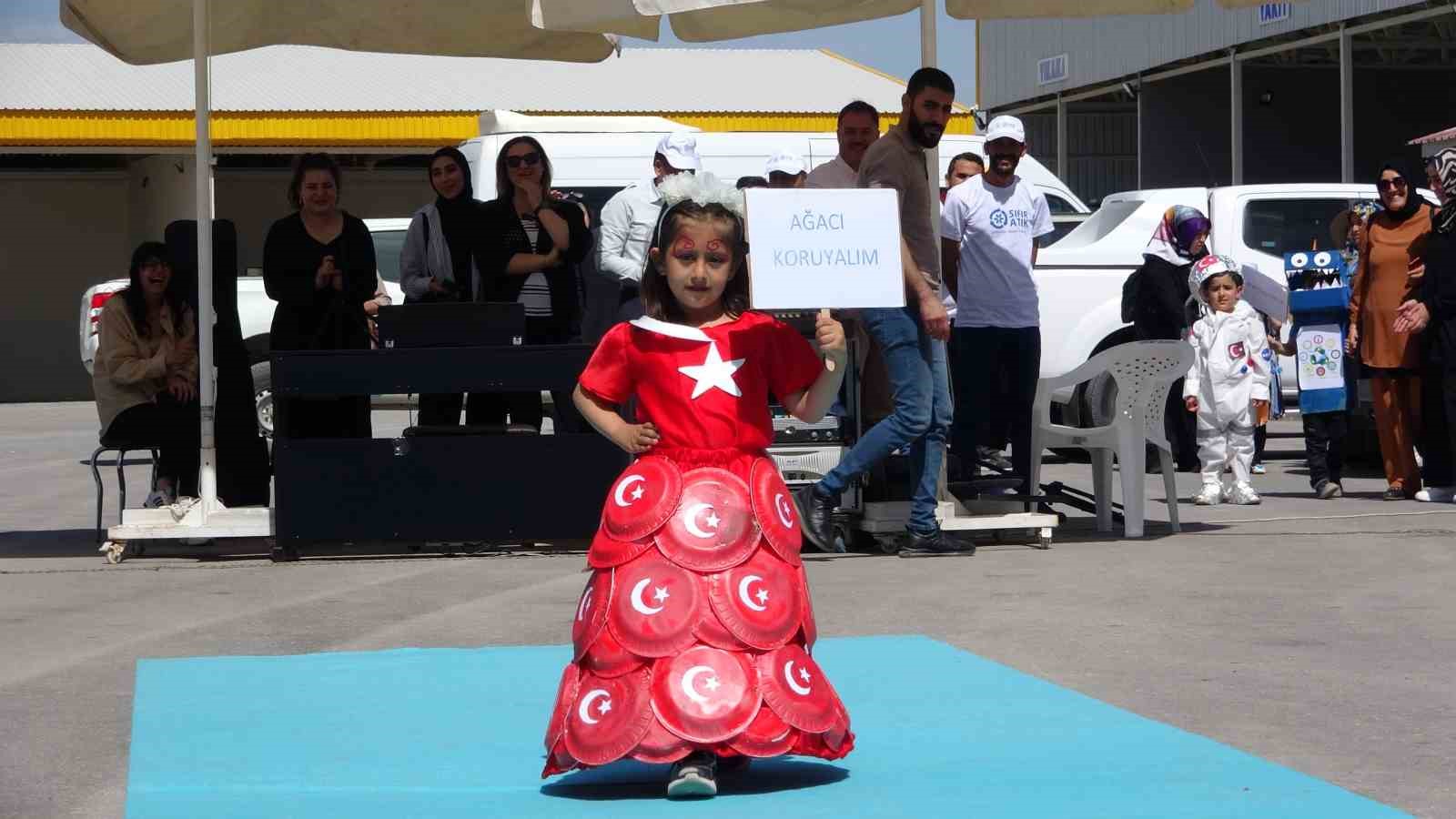 MİNİK ÖĞRENCİLERİN DEFİLESİ İLGİYLE İZLENDİ.