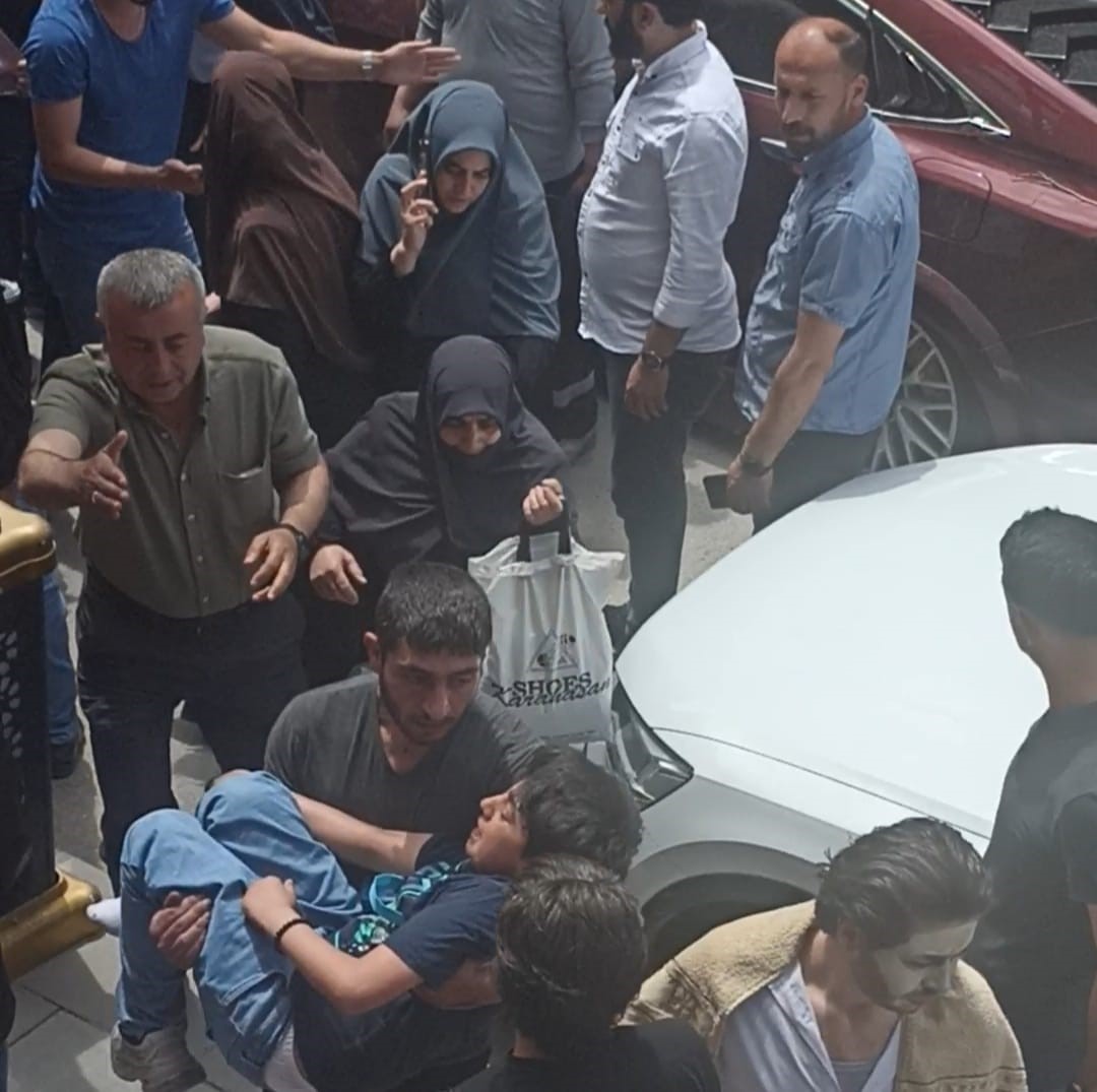 VAN’DA OTOMOBİLİN ÇARPTIĞI 12 YAŞINDAKİ ÇOCUK HASTANEYE KALDIRILDI.