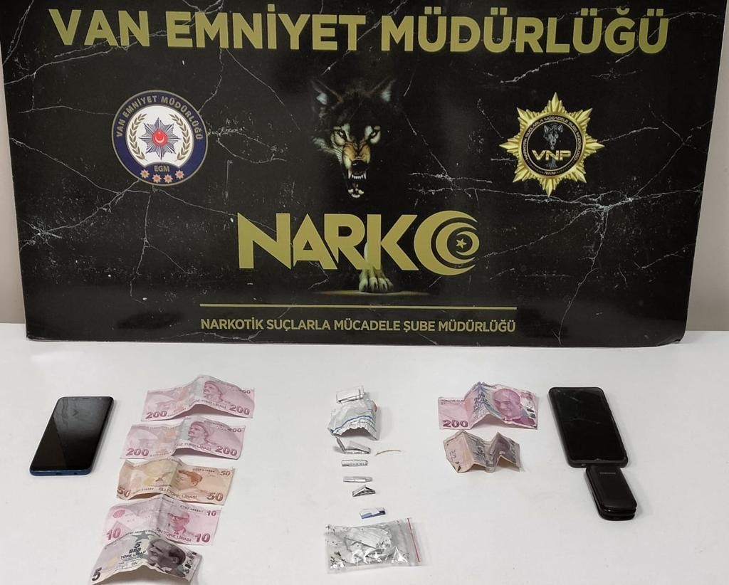 VAN’DA POLİS EKİPLERİNDE ‘TORBACI’ DİYE TABİR EDİLEN SOKAK SATICILARINA YÖNELİK