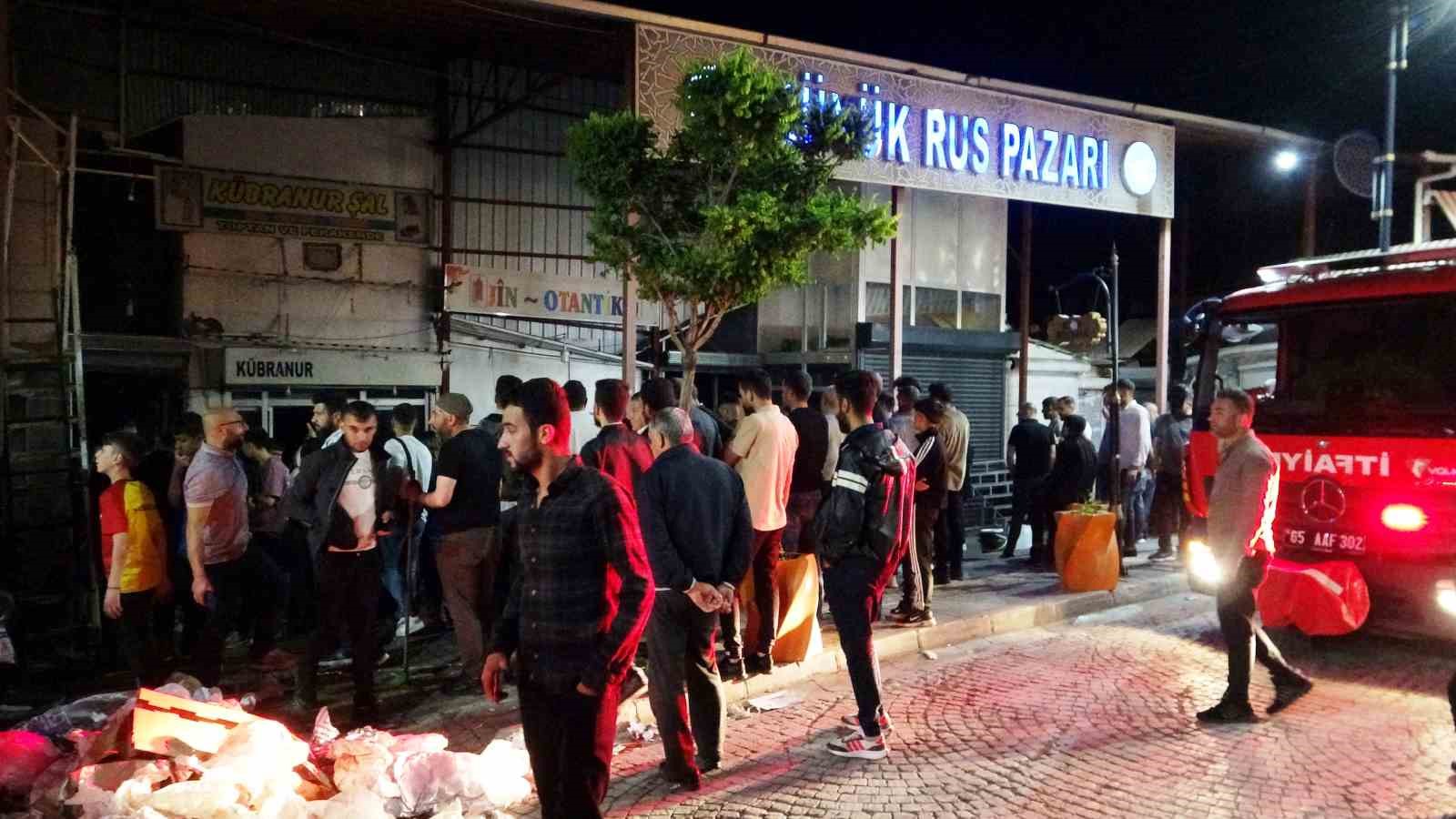 VAN'DA BULUNAN BÜYÜK RUS PAZARI'NDA ÇIKAN YANGIN, KORKULU ANLAR YAŞATTI.