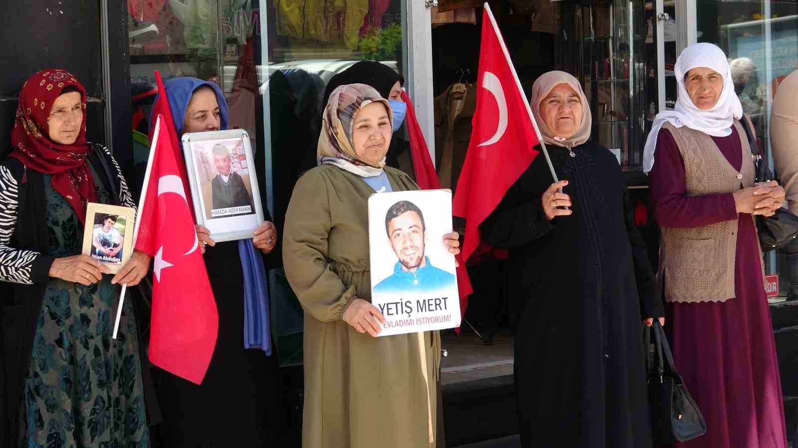 VAN'DA TERÖR ÖRGÜTÜ PKK TARAFINDAN EVLATLARI DAĞA KAÇIRILAN AİLELER, ÇOCUKLARINI