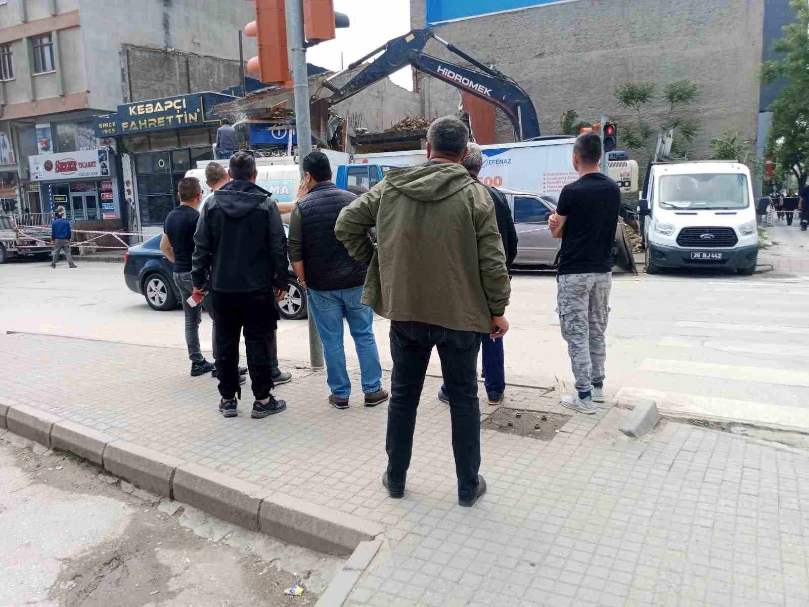 KEPÇE İZLEMEK İÇİN KALDIRIMDA KALABALIK OLUŞTURAN VATANDAŞLAR