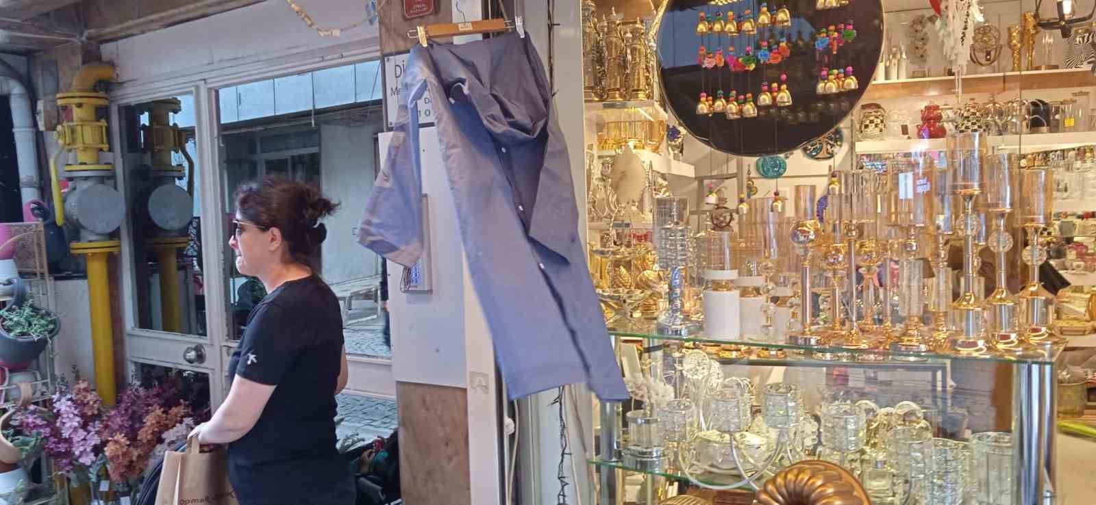 VATANDAŞLARIN YAĞMURDAN KORUNMAK İÇİN PRATİK ÇÖZÜM OLARAK YAĞMURLUKLARI SEÇMESİ SATIŞLARI