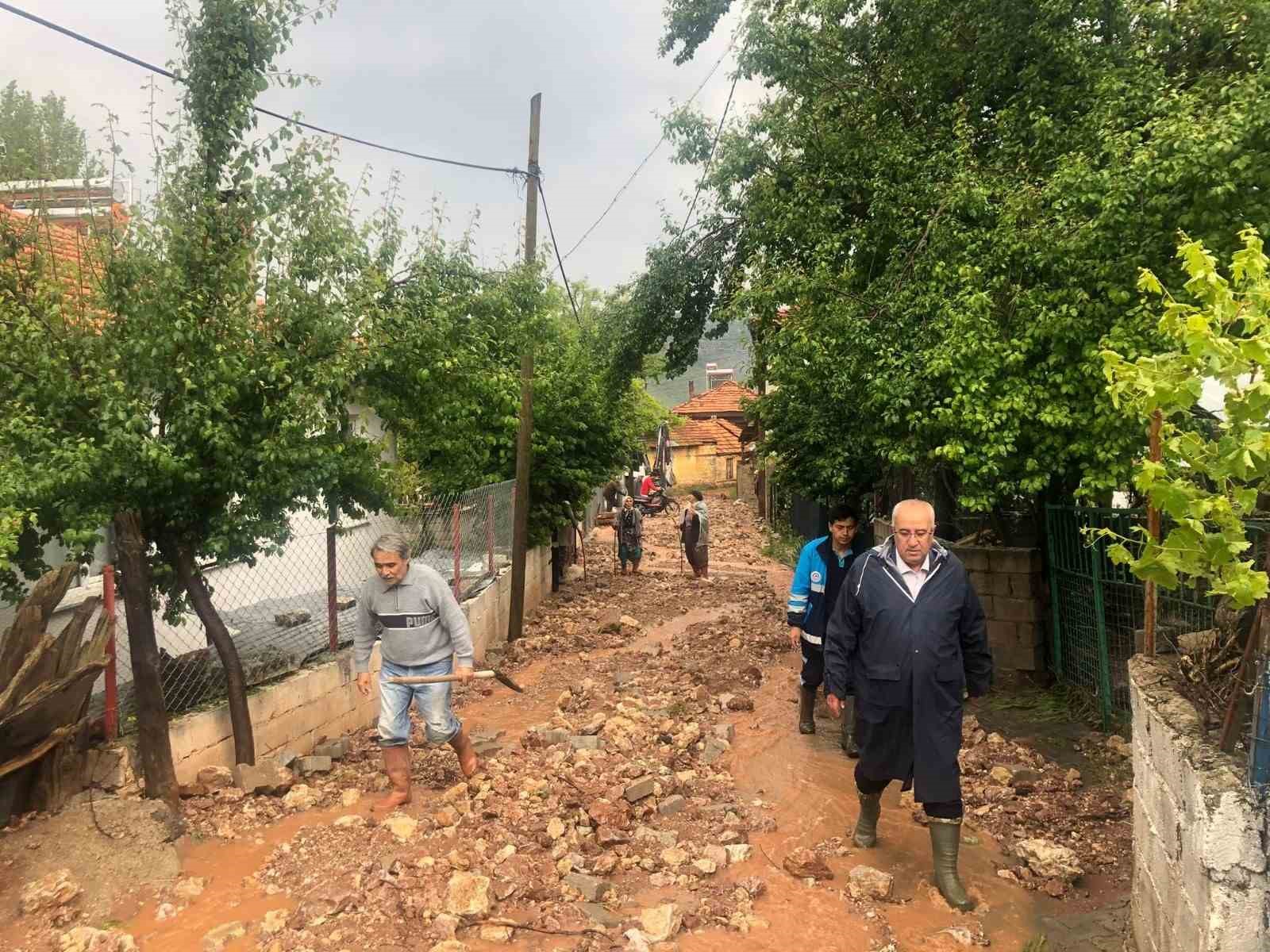 DENİZLİ’NİN ÇAMELİ İLÇESİNE BAĞLI BELEVİ MAHALLESİNDE YOĞUN YAĞIŞIN ARDINDAN MEYDANA