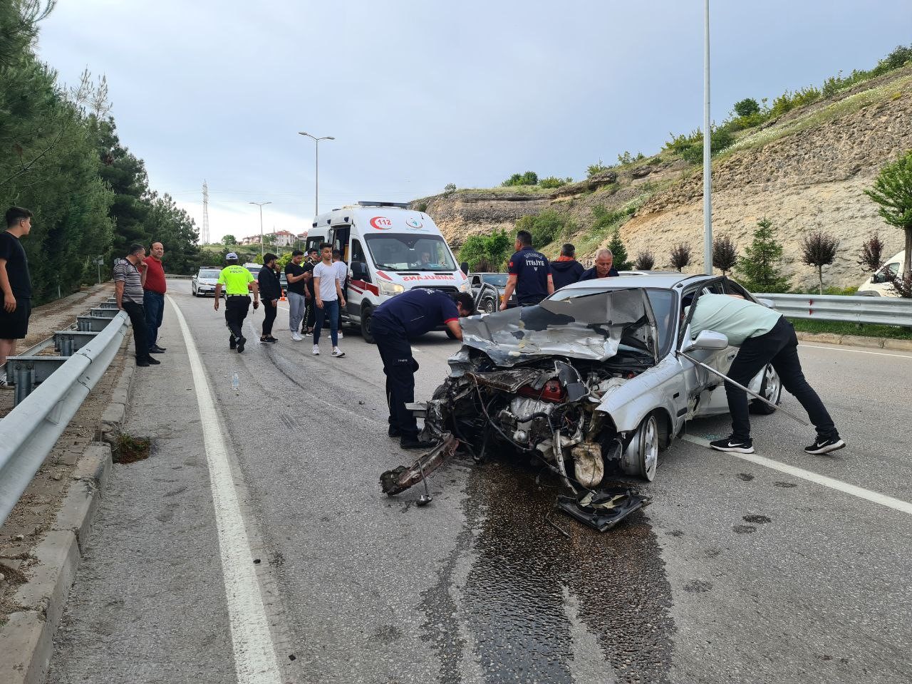 KARABÜK'ÜN SAFRANBOLU İLÇESİNDE VİRAJI ALAMAYAN OTOMOBİL BARİYERLERE ÇARPTI, 3 KİŞİ