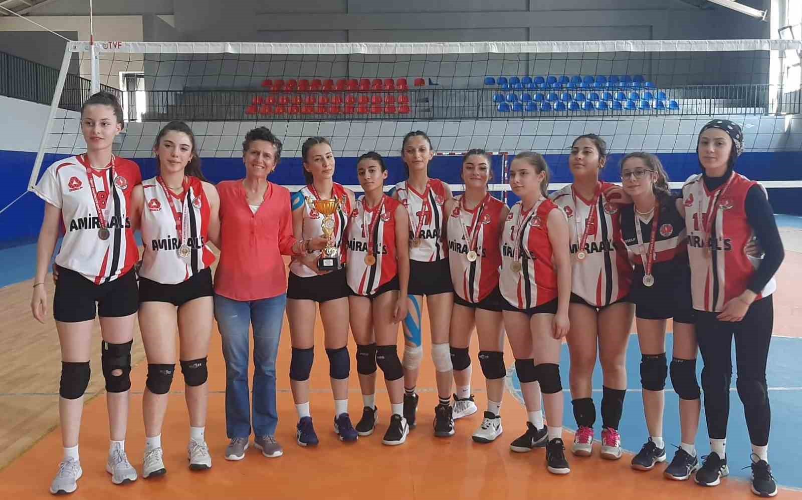 GENÇ B VOLEYBOL MÜSABAKALARINDA ERKEKLERDE FARABİ ANADOLU LİSESİ, KIZLARDA İSE
