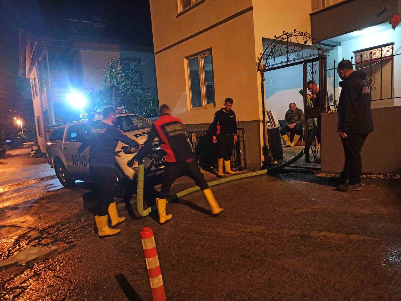 RİZE’NİN PAZAR İLÇESİNDE ŞİDDETLİ YAĞIŞTAN DOLAYI TIKANAN RÖGARIN SUYU EVİN