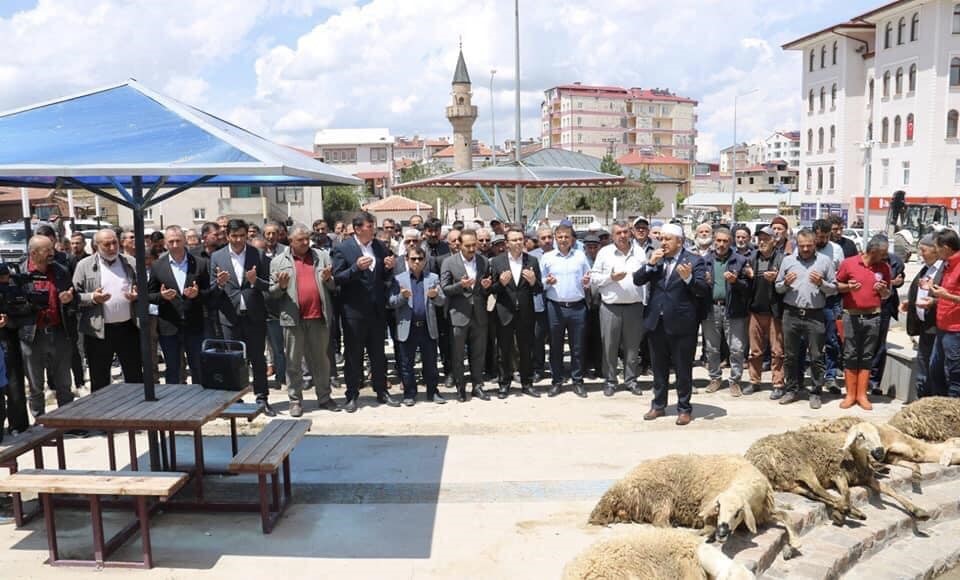 YAĞIŞLARA SEVİNEN ÇİFTÇİLER ŞÜKÜR KURBANI KESTİ