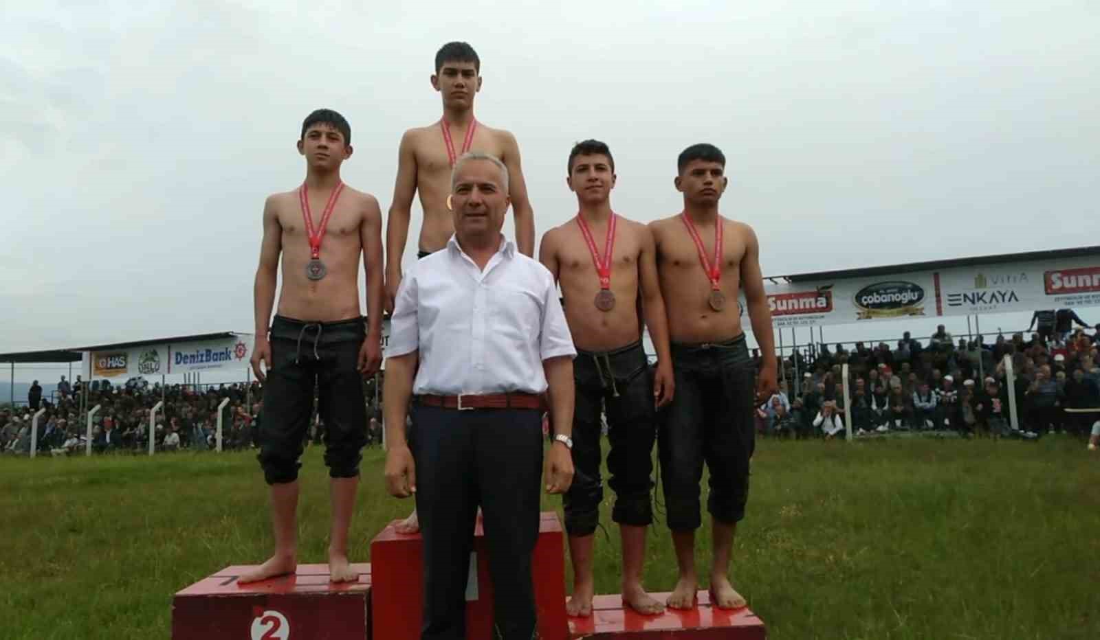 YUNUSEMRE BELEDİYESİ YAĞLI GÜREŞ TAKIMI, İKİ AYRI ORGANİZASYONDA BİRİ BAŞPEHLİVANLIK