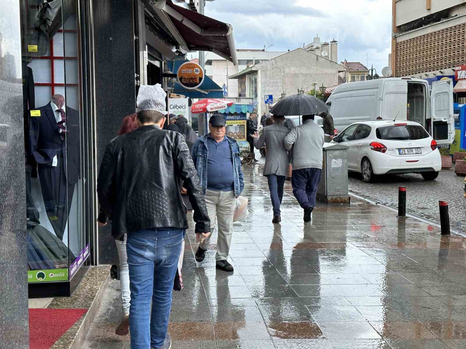 ESKİŞEHİR’İ ETKİSİ ALAN SAĞANAK YAĞIŞLARIN ARDINDAN TIKANAN SU GİDERLERİNİN ÜZERİNDE