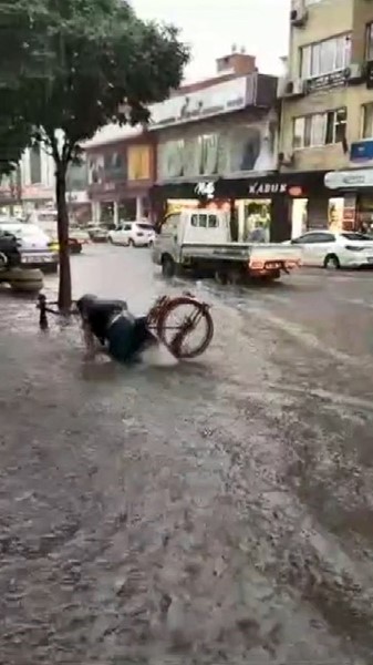 BİSİKLETİYLE YOLDA İLERLEMEYE ÇALIŞAN BİR VATANDAŞ, DERİNLİĞİ KESTİREMEYİNCE SUYA BATTI