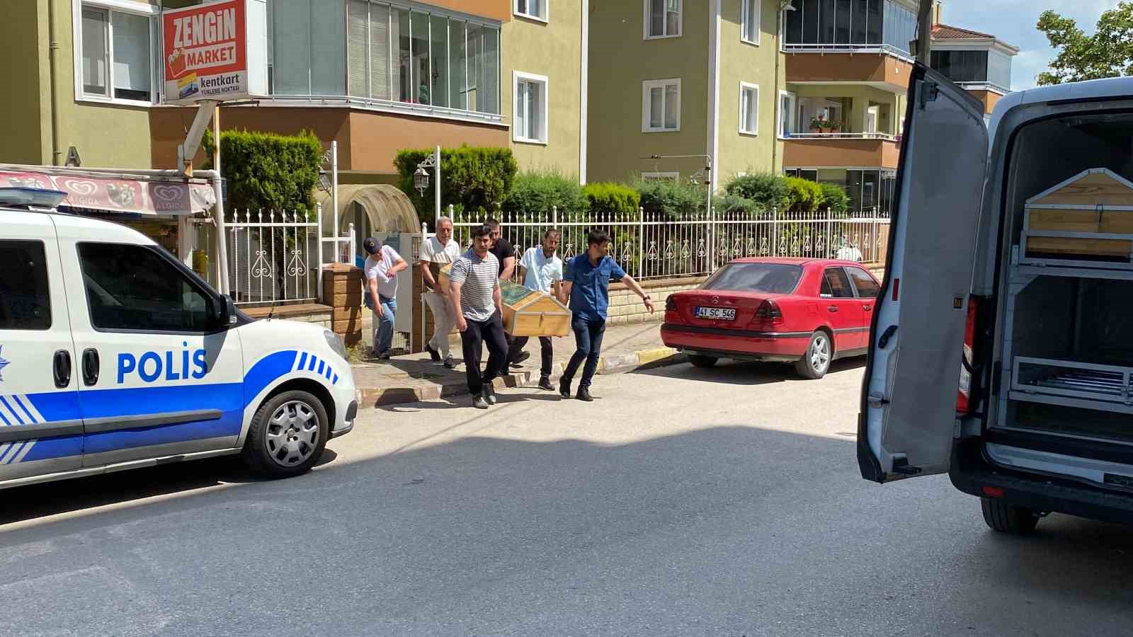 KOCAELİ’NİN İZMİT İLÇESİNDE YALNIZ YAŞAYAN 64 YAŞINDAKİ ŞAHIS EVİNDE ÖLÜ