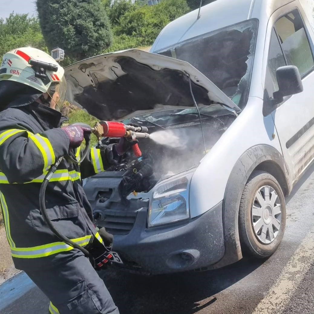 YALOVA’NIN ÇİFTLİKKÖY İLÇESİNDE BİR KAMYONETİN MOTOR KISMINDA ÇIKAN YANGIN İTFAİYE