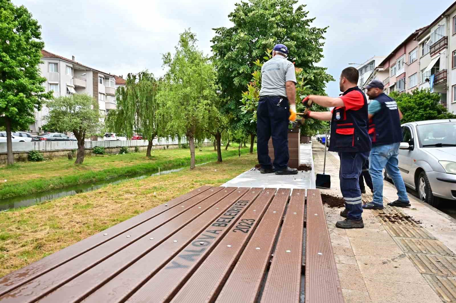 YALOVA BELEDİYESİ TARAFINDAN GEZİ YOLU SOKAK’TA YENİ YAPILAN OTURMA GRUPLARINA