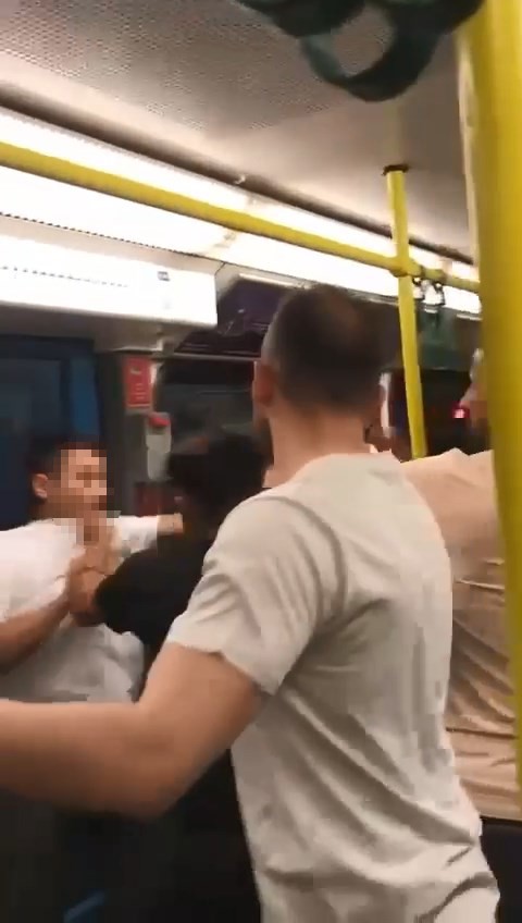 BURSA’DA METRODA "YAN BAKTIN" MESELESİ YÜZÜNDEN ÇIKAN TEKMELİ VE YUMRUKLU