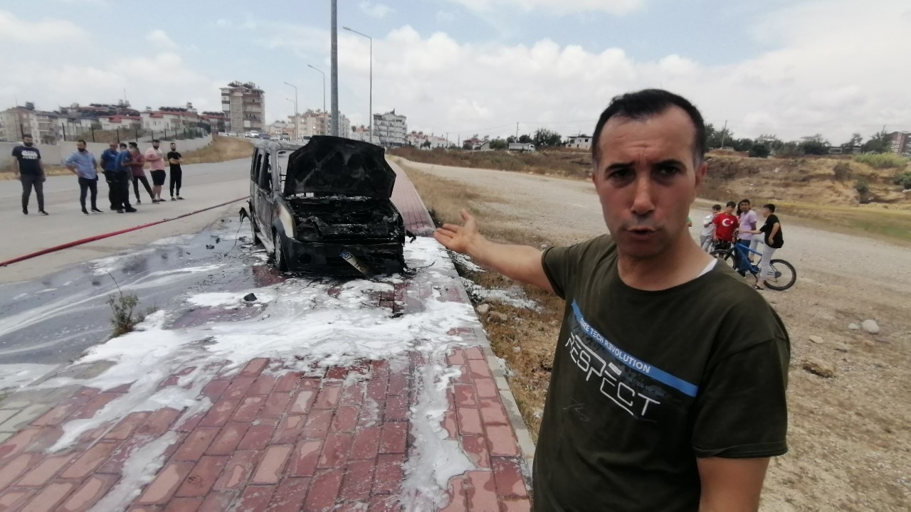 ANTALYA’NIN MANAVGAT İLÇESİNDE HAREKET HALİNDEYKEN YANAN HAFİF TİCARİ ARACIN SÜRÜCÜSÜ