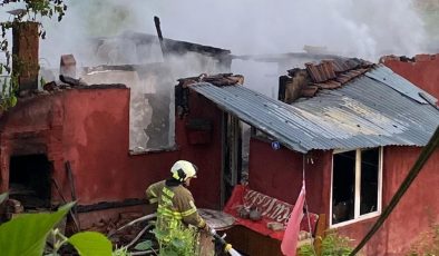 Yanan ev kullanılmaz hale geldi