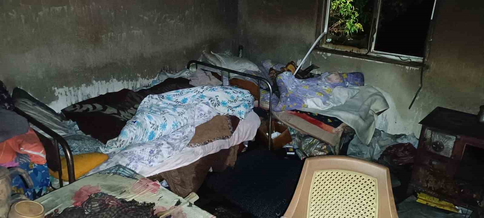 UŞAK’IN BANAZ İLÇESİNDE BİR EVDE ÇIKAN YANGINDA, DUYMA VE GÖRME