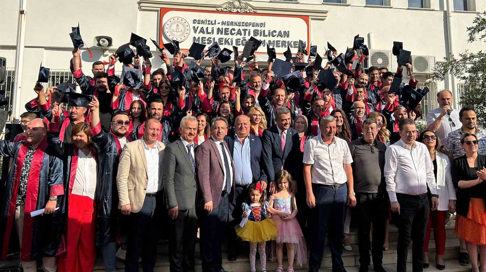 DENİZLİ’DE ÇEŞİTLİ NEDENLERLE LİSEYİ OKUYAMAYAN MESLEK ERBAPLARININ, SENELER SONRA DİPLOMA