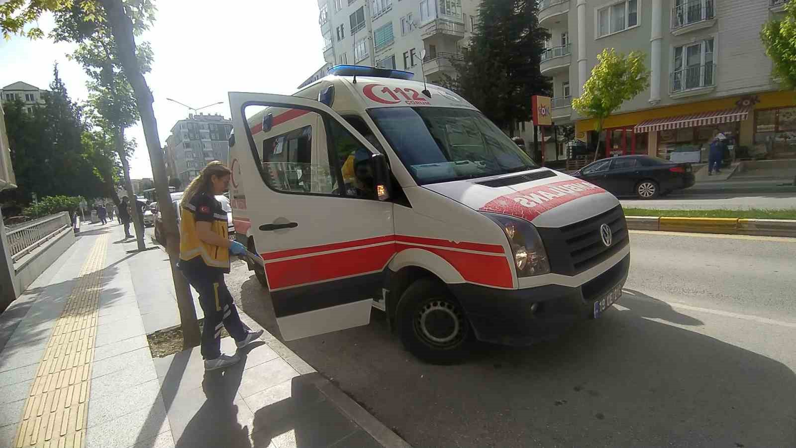ÇORUM'DA 79 YAŞINDAKİ YAŞLI ADAM APARTMAN GİRİŞİNDE ÖLÜ BULUNDU.
