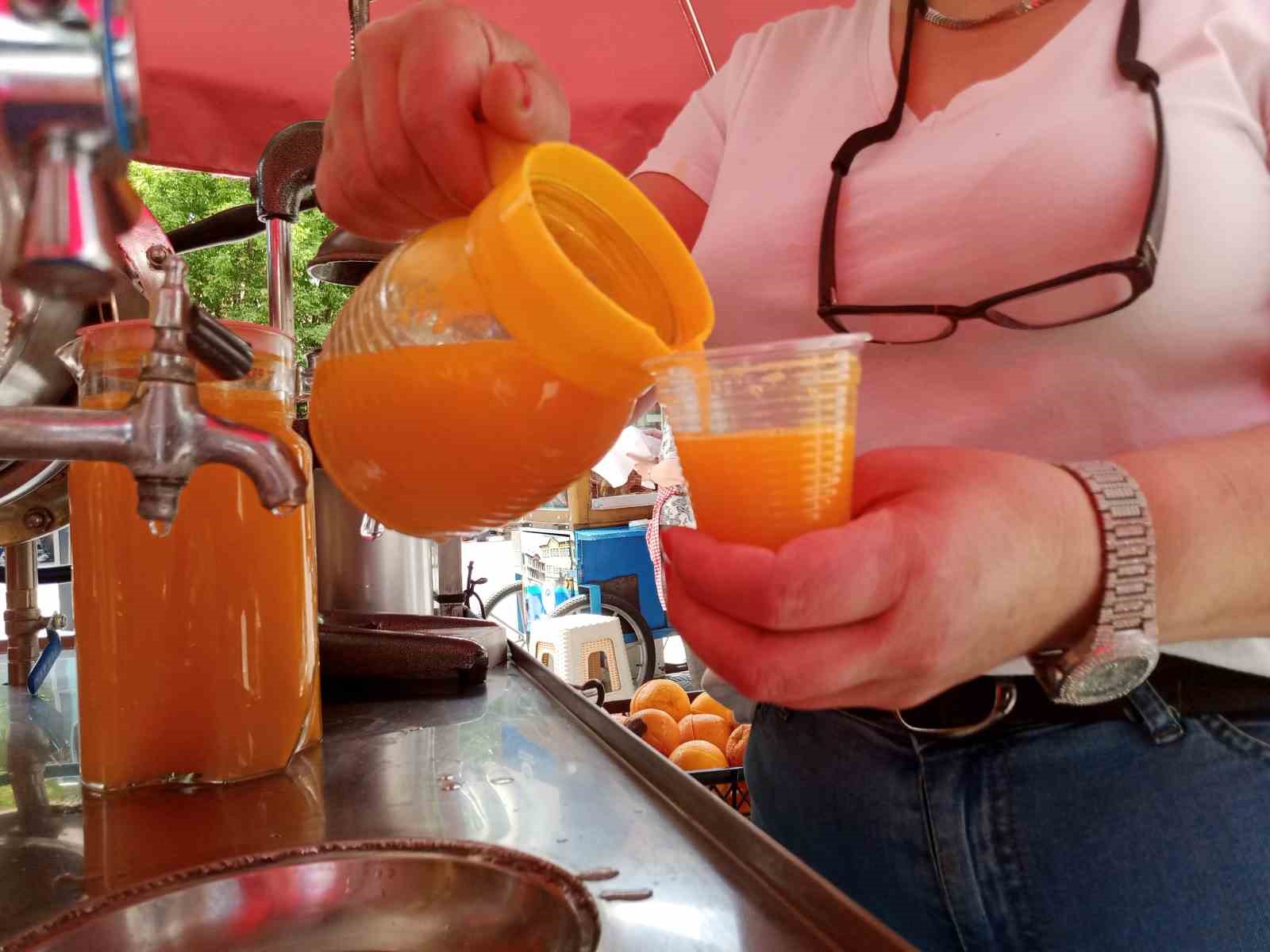 SERVİS EDİLMEK ÜZERE HAZIRLANMIŞ PORTAKAL SUYU