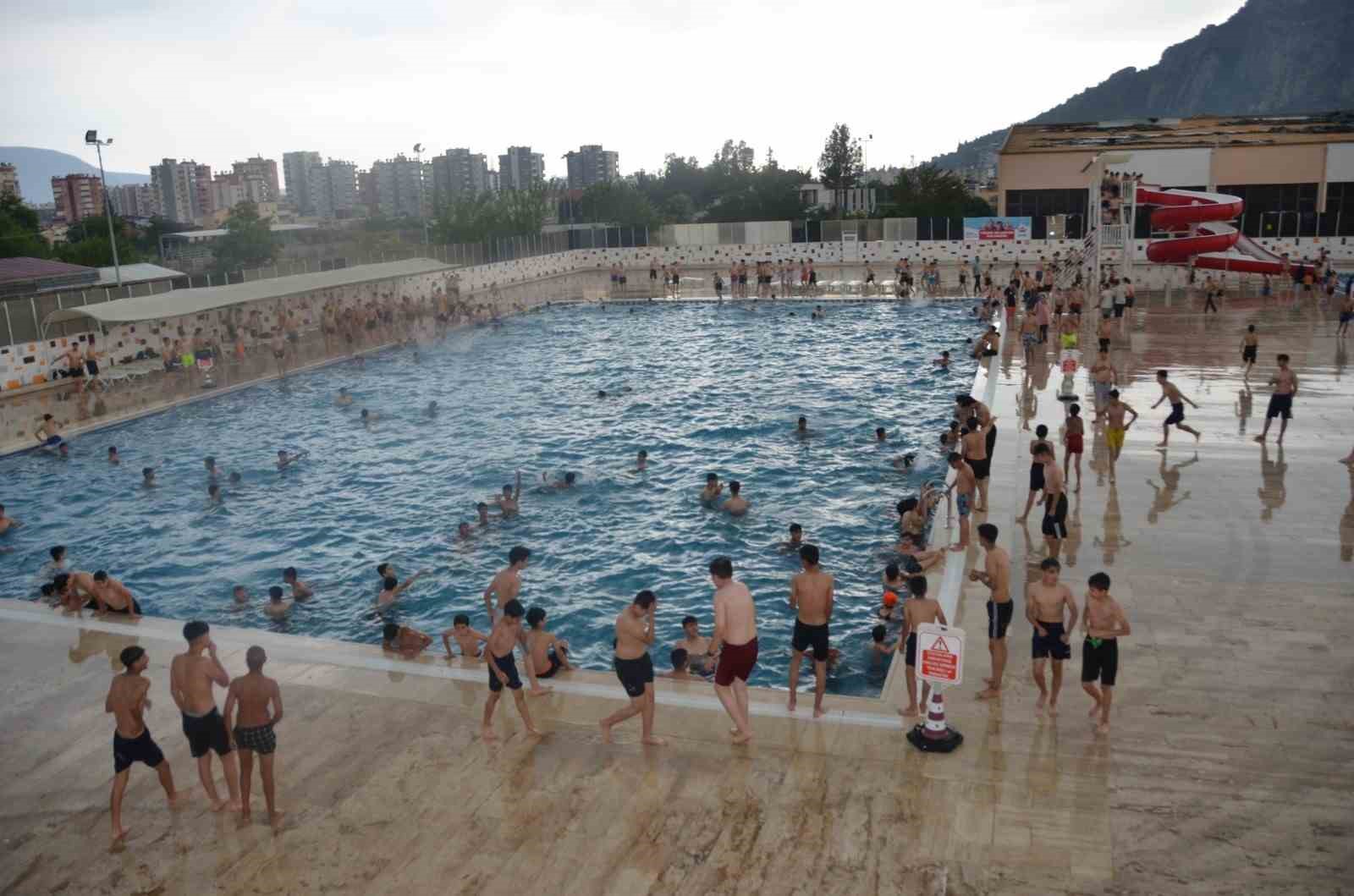GENÇLER, YAĞMURA ALDIRMADAN HAVUZUN KEYFİNİ ÇIKARDI.
