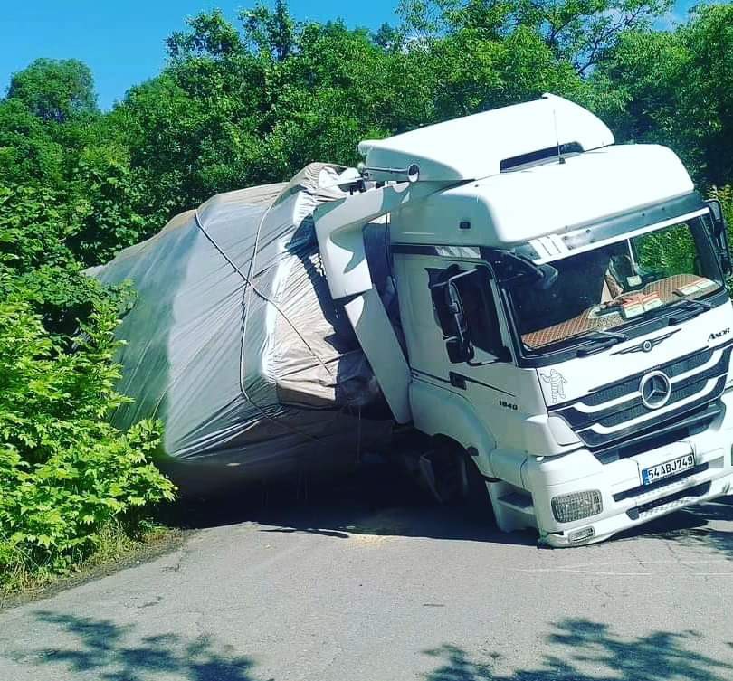 ZONGULDAK'IN EREĞLİ İLÇESİNDE YEM YÜKLÜ TIR DEVRİLDİ