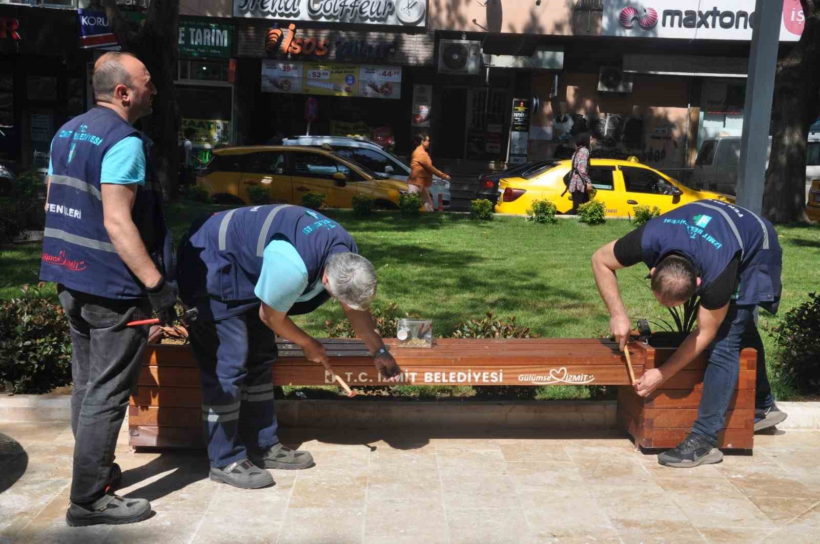 İZMİT BELEDİYESİ FEN İŞLERİ MÜDÜRLÜĞÜ EKİPLERİ KENDİ İMKANLARIYLA ÜRETTİĞİ AHŞAP