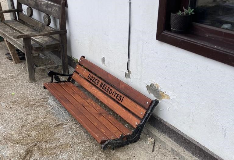 DÜZCE BELEDİYESİ TARAFINDAN YAPILAN 23 NİSAN PARKINA KONUŞLANDIRILAN OTURMA BANKLARI