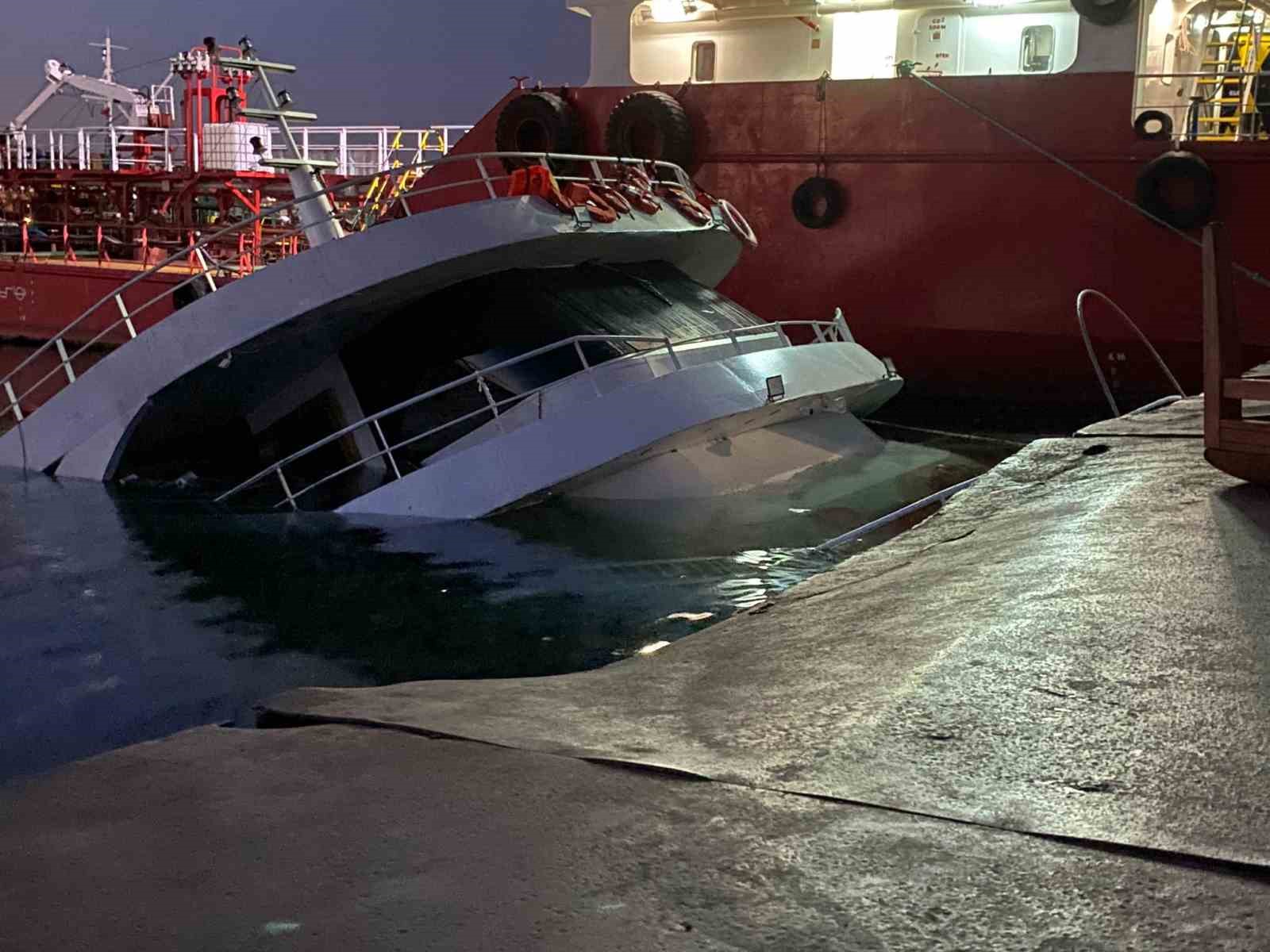 YENİKAPI SAHİL’DE TUR TEKNESİ BATTI