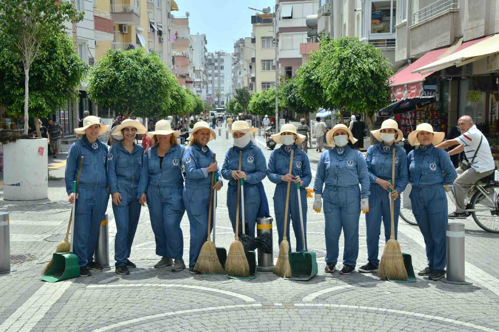 MERSİN YENİŞEHİR BELEDİYESİ TEMİZLİK İŞLERİ MÜDÜRLÜĞÜ BÜNYESİNDE GÖREVE BAŞLAYAN KADIN