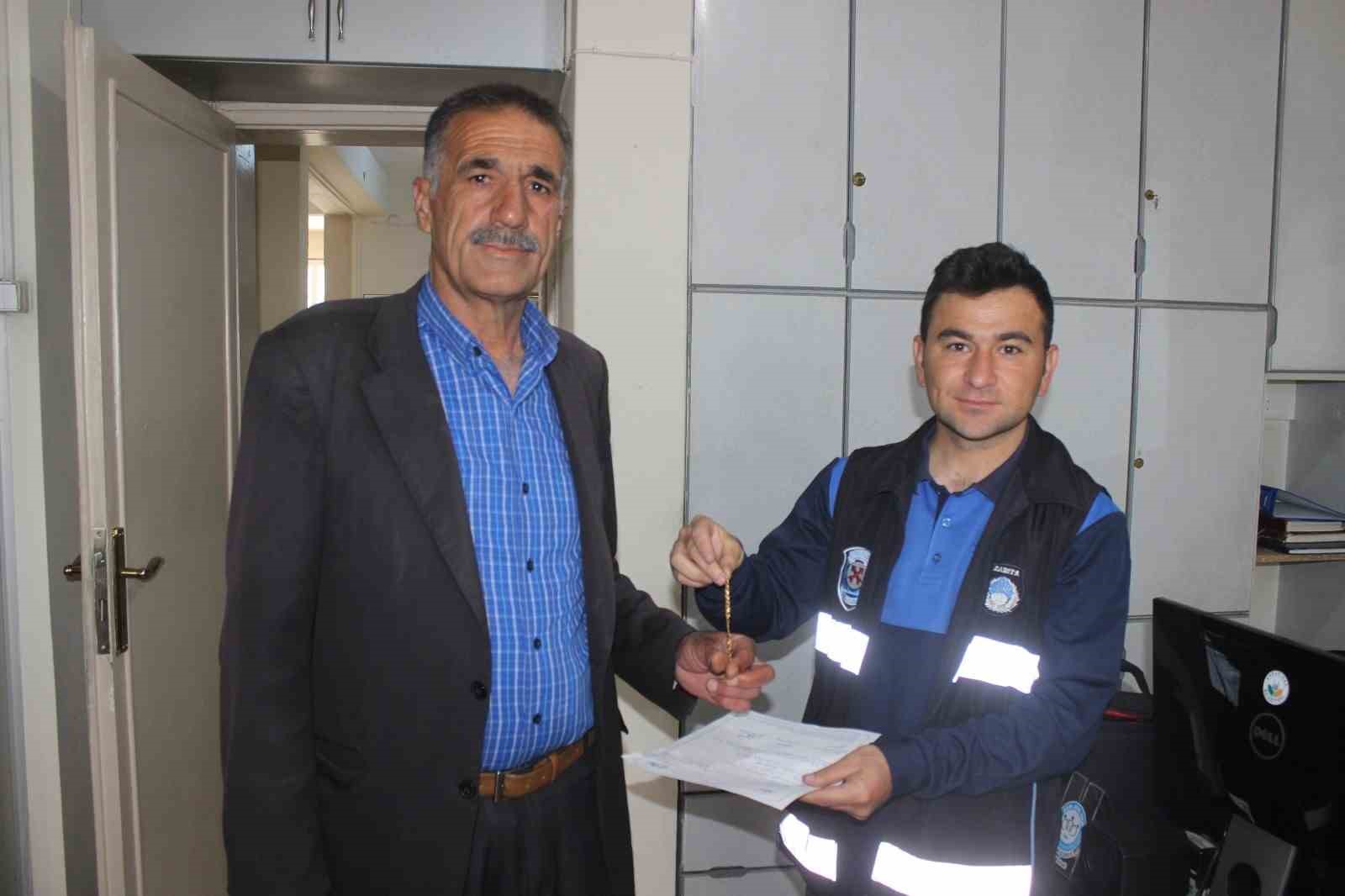 KONYA’NIN KARAPINAR İLÇESİNDE YERDE 9 BİN LİRA DEĞERİNDE ALTIN BİLEKLİK